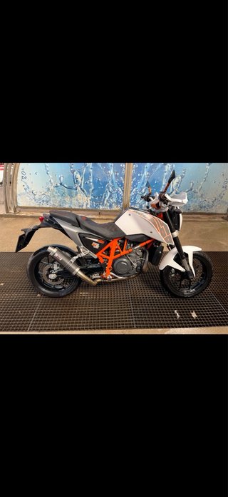 KTM 690 Duke Naked Blanca y Naranja