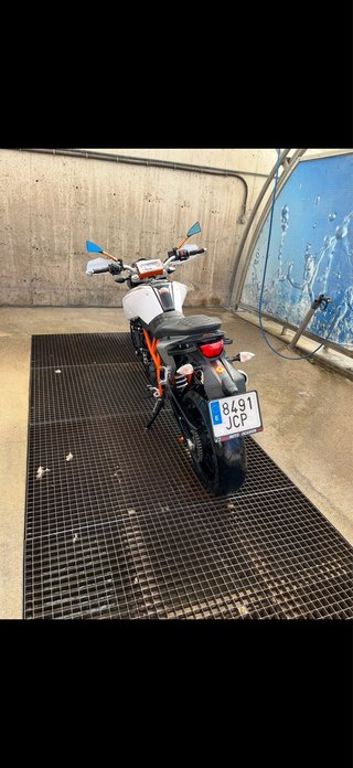 KTM 690 Duke Naked Blanca y Naranja