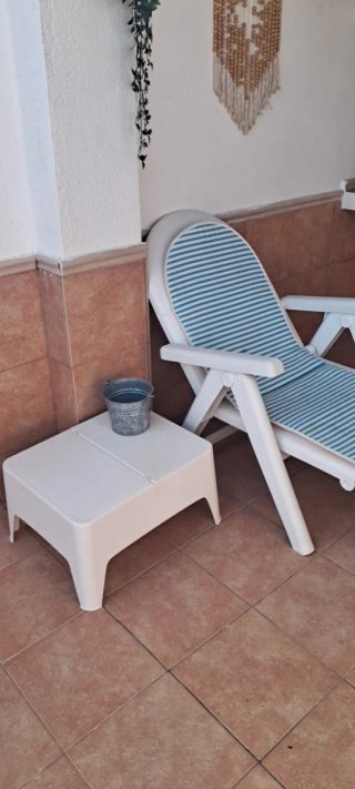 Tumbona y mesa auxiliar de jardín