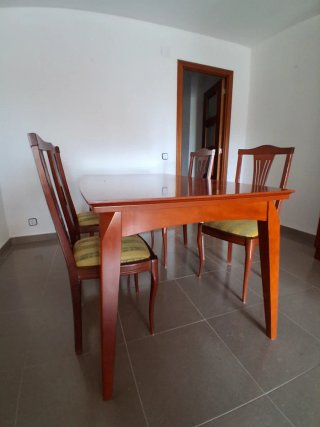 Mesa extensible y 4 sillas de madera