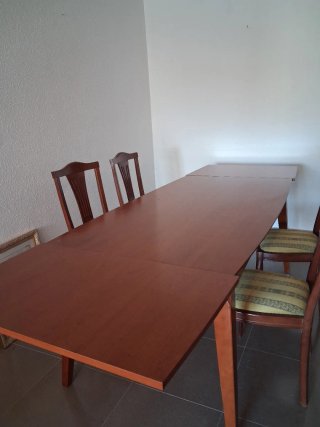 Mesa extensible y 4 sillas de madera
