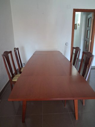 Mesa extensible y 4 sillas de madera