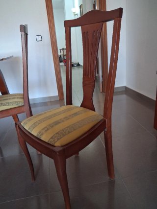 Mesa extensible y 4 sillas de madera