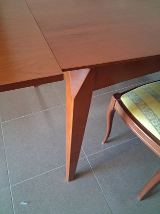 Mesa extensible y 4 sillas de madera