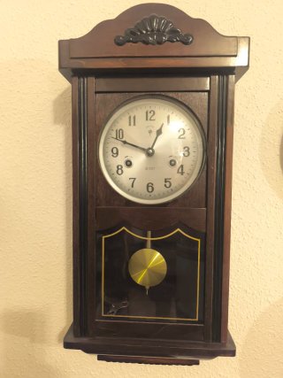 Reloj de péndulo antiguo de madera