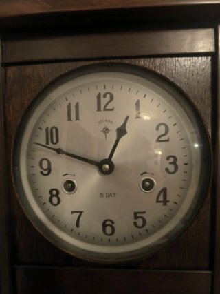 Reloj de péndulo antiguo de madera