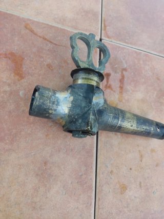 Grifo espita tonel antiguo corona