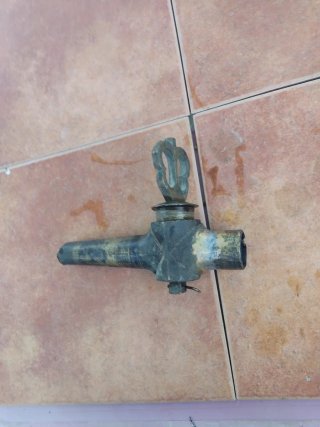 Grifo espita tonel antiguo corona