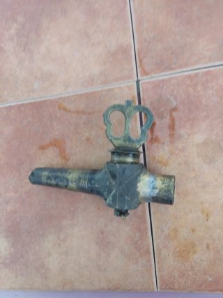 Grifo espita tonel antiguo corona