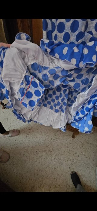 Traje de flamenca azul con lunares blancos