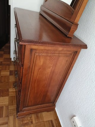 Cómoda de madera con tiradores dorados