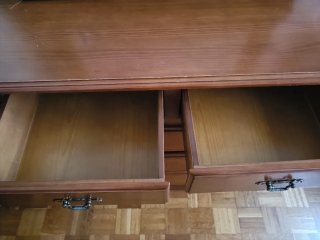 Cómoda de madera con tiradores dorados