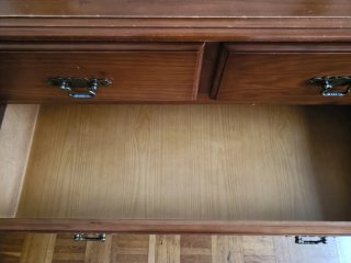Cómoda de madera con tiradores dorados