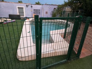 Valla metálica verde para piscina