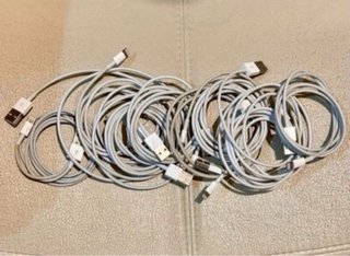 Lote de Cargadores Apple 10W y Cables Lightning