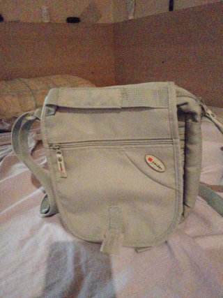 Bolso de colgar y mano hombre ,la marca es delsey
