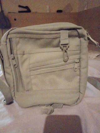 Bolso de colgar y mano hombre ,la marca es delsey