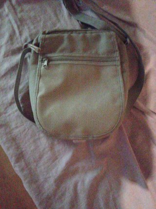 Bolso de colgar y mano hombre ,la marca es delsey