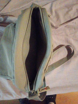 Bolso de colgar y mano hombre ,la marca es delsey