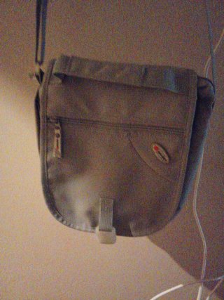 Bolso de colgar y mano hombre ,la marca es delsey