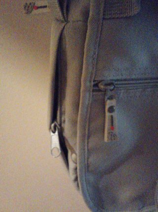 Bolso de colgar y mano hombre ,la marca es delsey