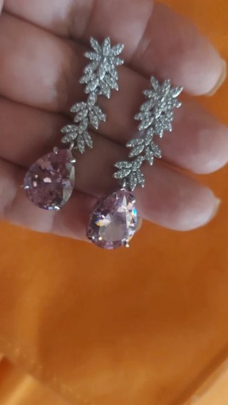 Pendientes de fiesta plateados con piedras rosas
