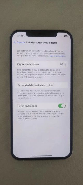 iPhone 12 con 3 fundas y cargador