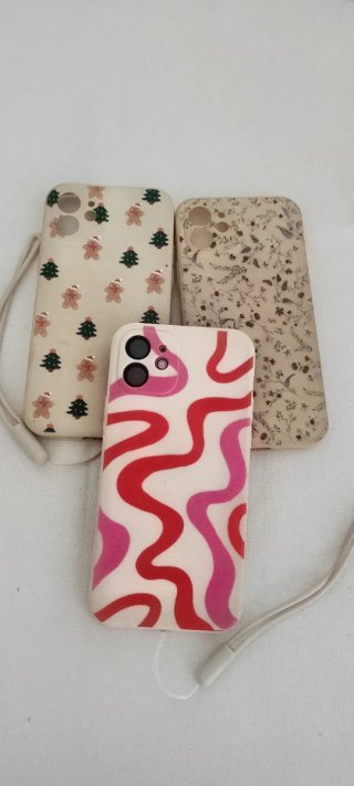 iPhone 12 con 3 fundas y cargador