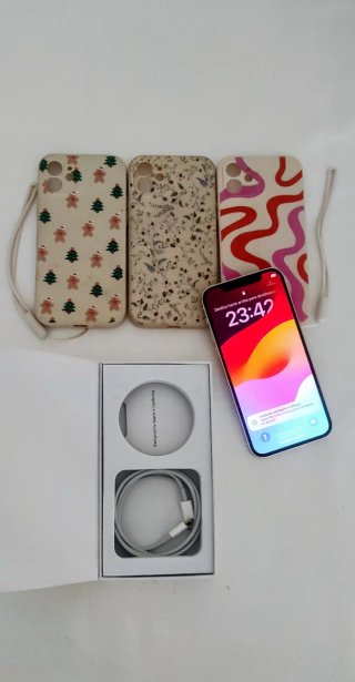 iPhone 12 con 3 fundas y cargador