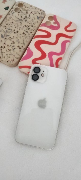 iPhone 12 con 3 fundas y cargador
