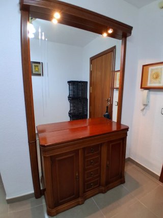 Mueble recibidor de madera con espejo