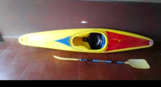 Kayak amarillo y rojo con remo