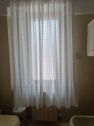 Tenda da interno in tessuto decorato.