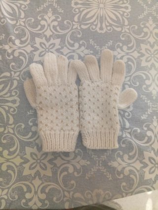 Guantes de punto blancos con detalles dorados