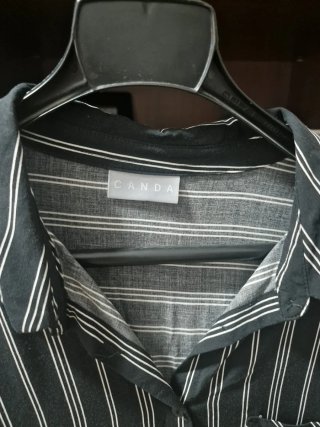 Camisa de rayas negra y blanca