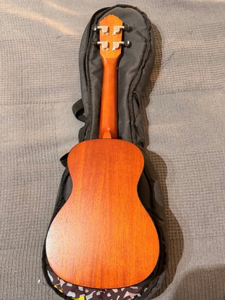 Ukelele de madera con grabado y estuche