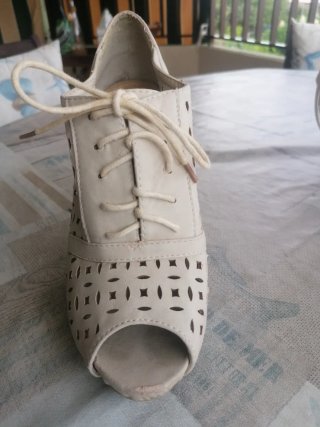 Zapato botín tacón beige calado