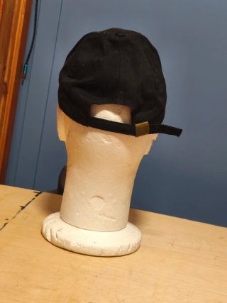 Gorra con personaje bordado