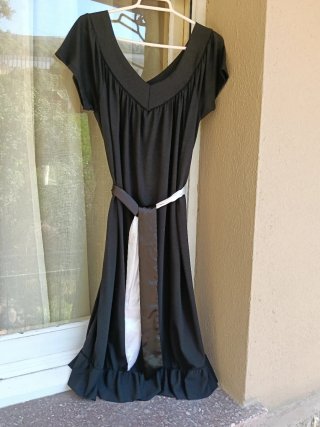 Vestido negro con cinturón blanco