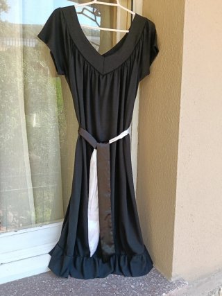 Vestido negro con cinturón blanco