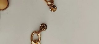 Collana con pietre color oro e nappe