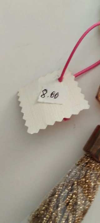 Collana con pietre color oro e nappe
