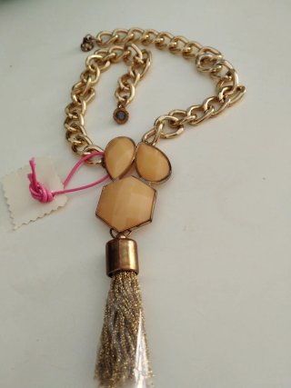 Collana con pietre color oro e nappe