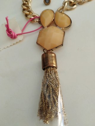 Collana con pietre color oro e nappe