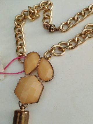 Collana con pietre color oro e nappe