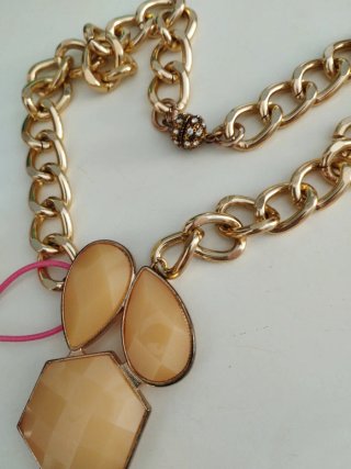 Collana con pietre color oro e nappe