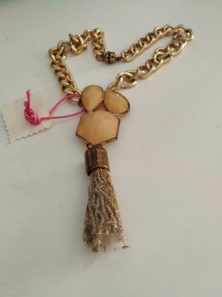 Collana con pietre color oro e nappe