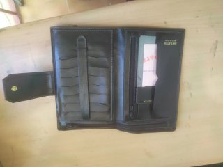 Cartera de piel daviletto color negro con cierre