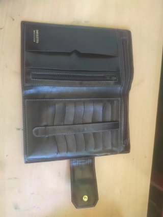 Cartera de piel daviletto color negro con cierre