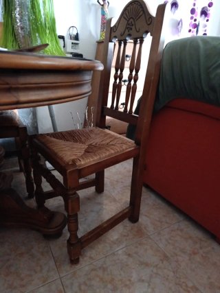 Mesa de comedor rústica de madera con tres sillas